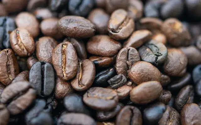 Dark Roast vs. Light Roast: 5 Mind-Blowing Differences 1 blend of dark and light roast coffee beans close up, dark roast vs. light roast
difference between light roast and dark roast coffee