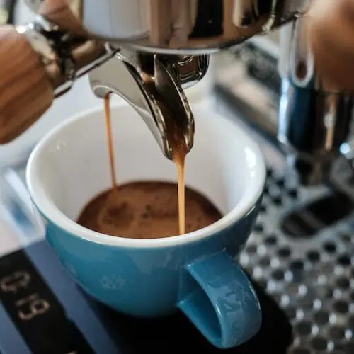 How Much Caffeine is in a Shot of Espresso? +5 Proven Facts 6 brewing espresso into blue cup